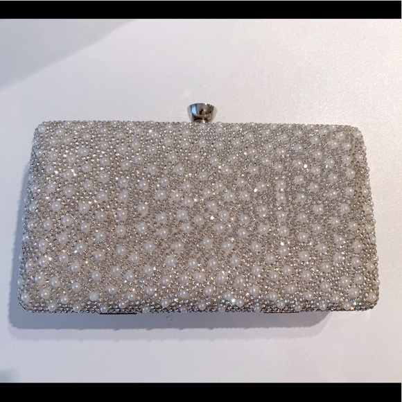 Handbags - 🌸HOST PICK🌸 Pearl & silver evening clutch